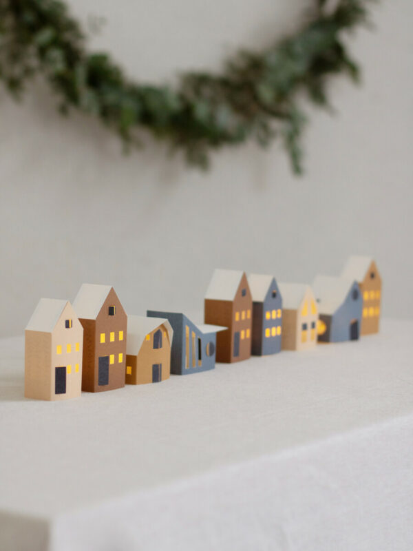 Tûs tiny paper houses (Jurianne Matter)