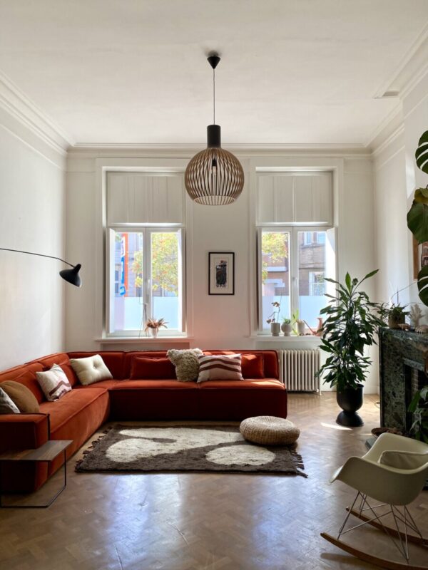 edge sofa, kussens marimekko, hour glass bloempot, abstract tapijt ferm living huiszwaluw home thuis
