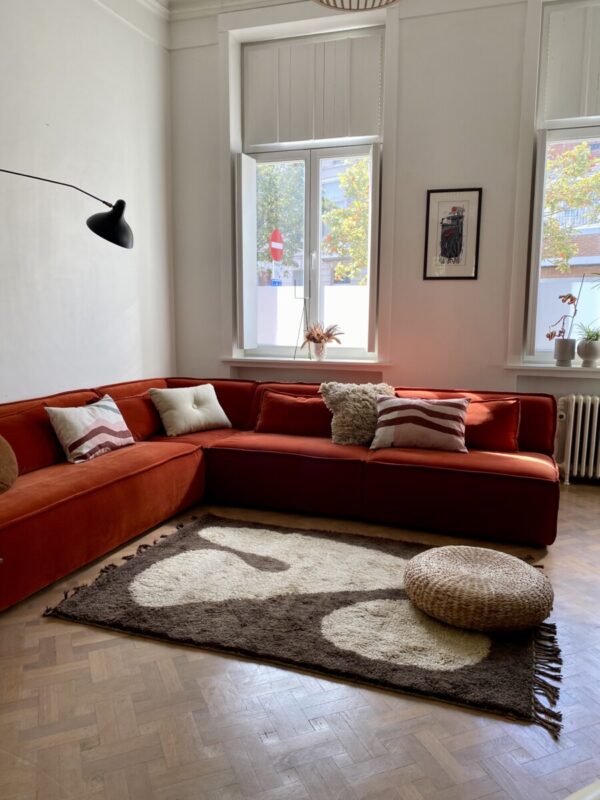 edge sofa, kussens marimekko, abstract tapijt ferm living huiszwaluw home thuis